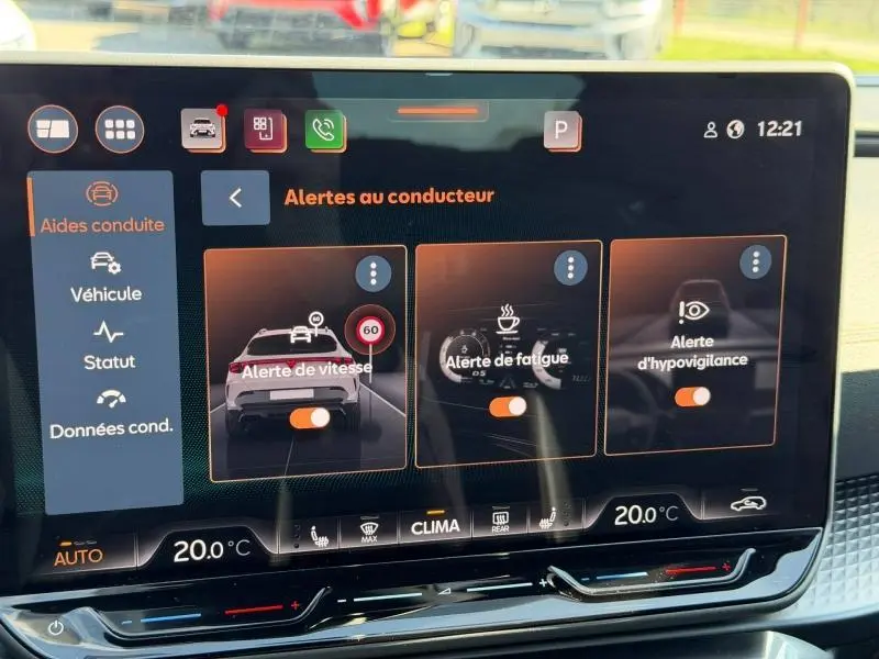 Écran tactile intérieur du CUPRA Formentor 1.5 eTSI Hybrid 2025 montrant les alertes au conducteur.