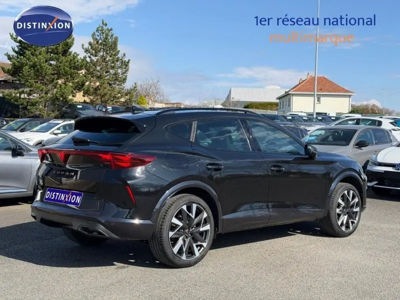 Vue 3/4 arrière droite d'un CUPRA Formentor 1.5 eTSI Hybrid noir minuit métallisé avec jantes distinctives en alliage.