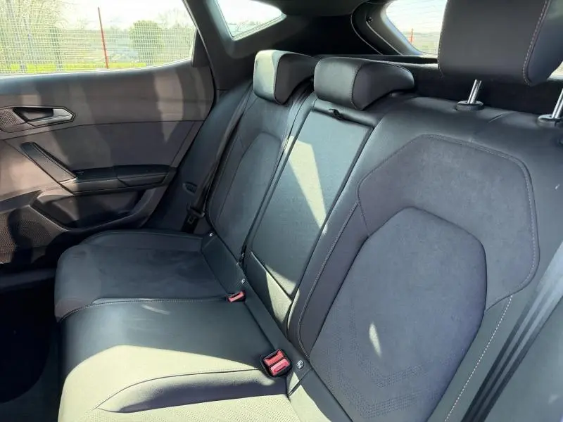 Vue intérieure côté droit des sièges arrière noirs en tissu et alcantara du CUPRA Formentor 1.5 eTSI Hybrid 2025.