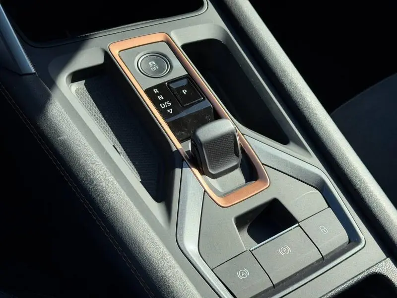 Gros plan sur la console centrale du CUPRA Formentor 1.5 eTSI Hybrid 2025, mettant en valeur le levier de vitesses et les boutons de contrôle.