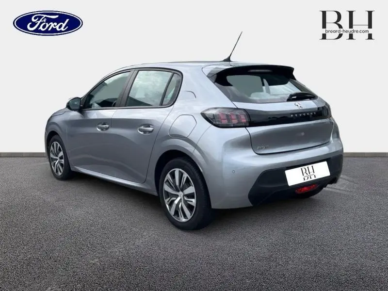 Vue 3/4 arrière droite d'une Peugeot 208 gris Artense avec feux arrière noirs et jantes alliage.