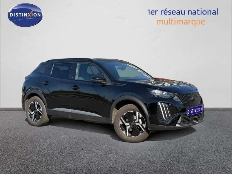 Peugeot 2008 noir en 3/4 avant droit, avec jantes alu et feux LED distinctifs, sur fond clair neutre.