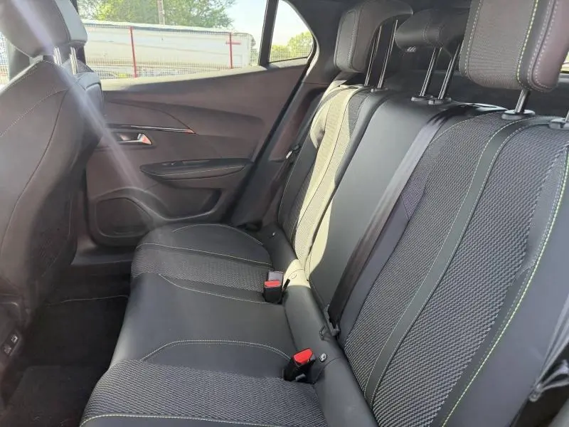 Vue intérieure côté droit des sièges arrière en tissu noir avec surpiqûres claires du Peugeot 2008 gris 2024.