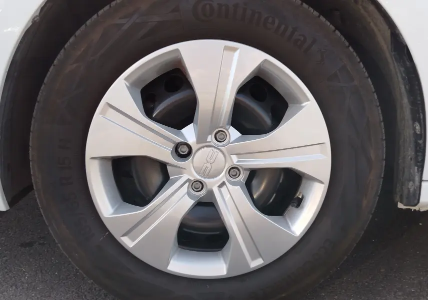 Gros plan sur la roue avant droite d'une Dacia Sandero 2025 blanche avec jante en alliage et pneu Continental.