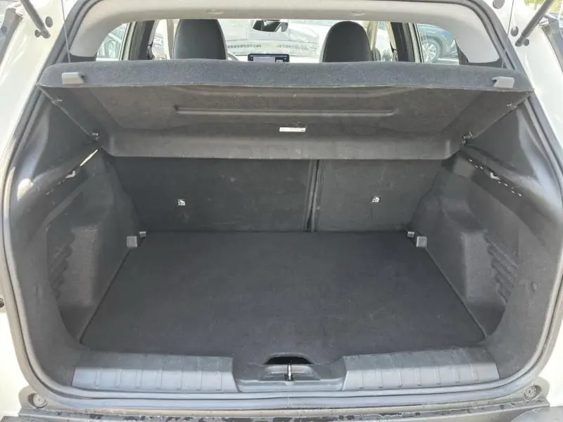 Coffre ouvert en vue arrière d’un Jeep Avenger blanc 2025, montrant un espace de chargement propre et spacieux.