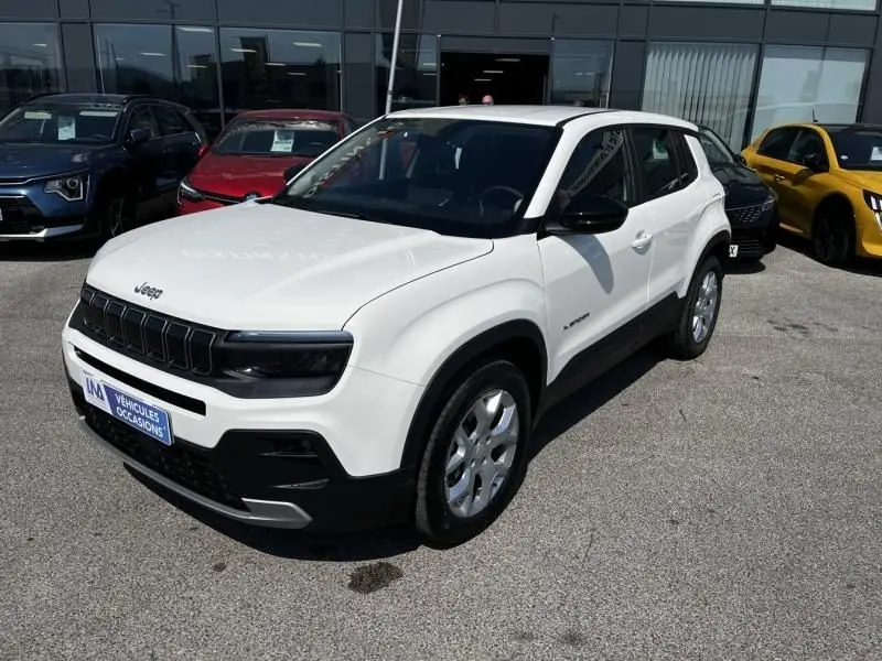Jeep Avenger électrique blanc en 3/4 avant droit, avec calandre noire distinctive et jantes argentées.