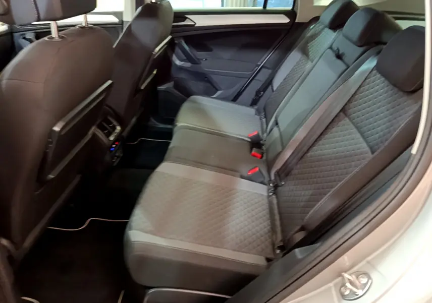 Vue intérieure côté droit sur la banquette arrière grise matelassée du Volkswagen Tiguan 2020 Confortline Business.