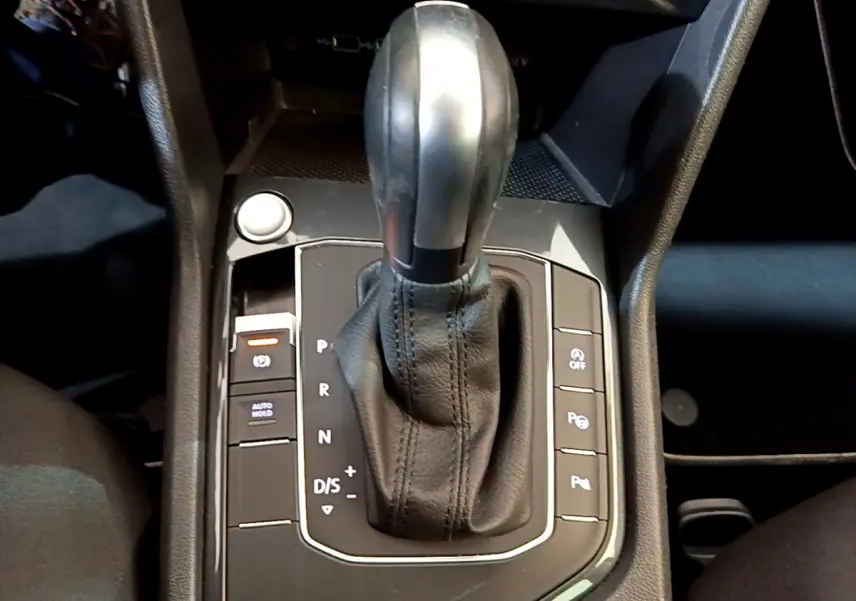 Vue rapprochée du levier de vitesses automatique en cuir noir du Volkswagen Tiguan gris clair 2020, version Confortline Business.