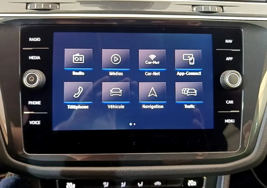 Écran tactile central du Volkswagen Tiguan gris clair 2020 affichant les options multimédia et navigation.