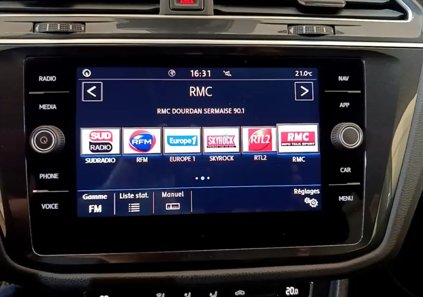 Écran tactile multimédia 8 pouces du Volkswagen Tiguan gris clair, affichant les stations radio FM, vue frontale intérieure.