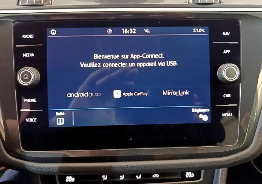 Écran tactile central du système multimédia Volkswagen Tiguan 2020 affichant App-Connect et options Android Auto, Apple CarPlay.