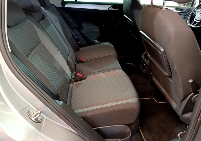 Vue intérieure côté gauche des sièges arrière gris foncé du Volkswagen Tiguan 2020 finition Confortline Business.