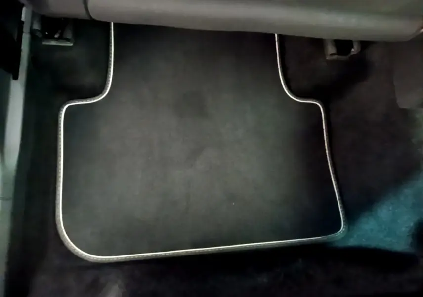 Tapis de sol noir avec surpiqûres claires dans l'habitacle côté conducteur du Volkswagen Tiguan gris clair 2020