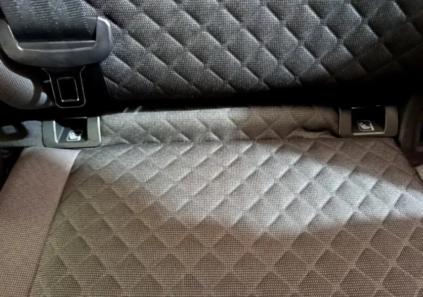 Gros plan sur la banquette arrière grise à motif losange du Volkswagen Tiguan 2.0 TDI 150 DSG7 Confortline Business 2020