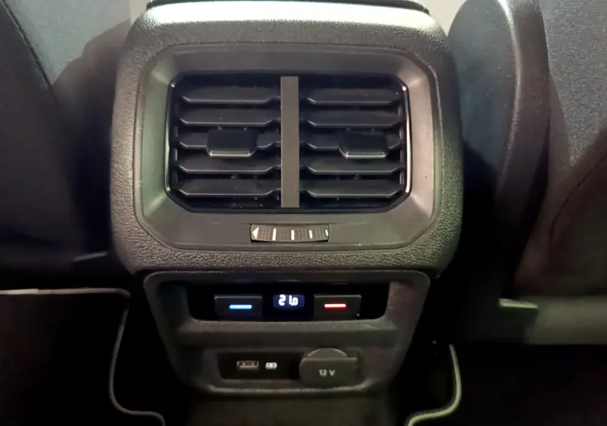 Gros plan sur la ventilation arrière et commandes de climatisation digitale du Volkswagen Tiguan gris clair 2020.