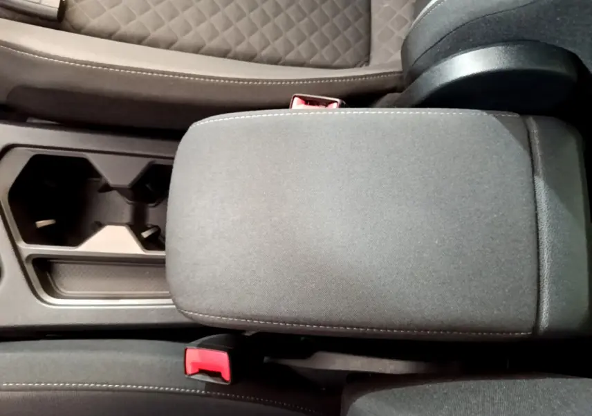 Vue rapprochée de l'accoudoir central gris foncé et porte-gobelets du Volkswagen Tiguan 2020 Confortline Business