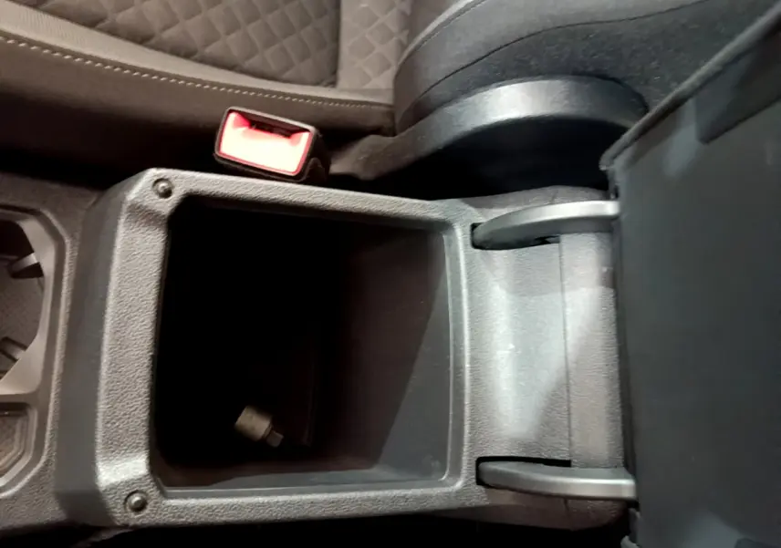 Gros plan sur la console centrale ouverte et le siège conducteur gris clair du Volkswagen Tiguan 2.0 TDI 2020.