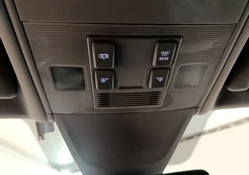 Vue en gros plan du plafonnier intérieur gris foncé avec commandes d'éclairage du Volkswagen Tiguan 2020.