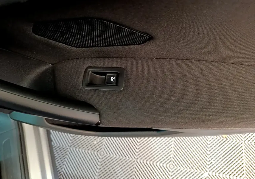 Détail de la poignée intérieure de porte côté gauche du Volkswagen Tiguan gris clair 2020, vue rapprochée.