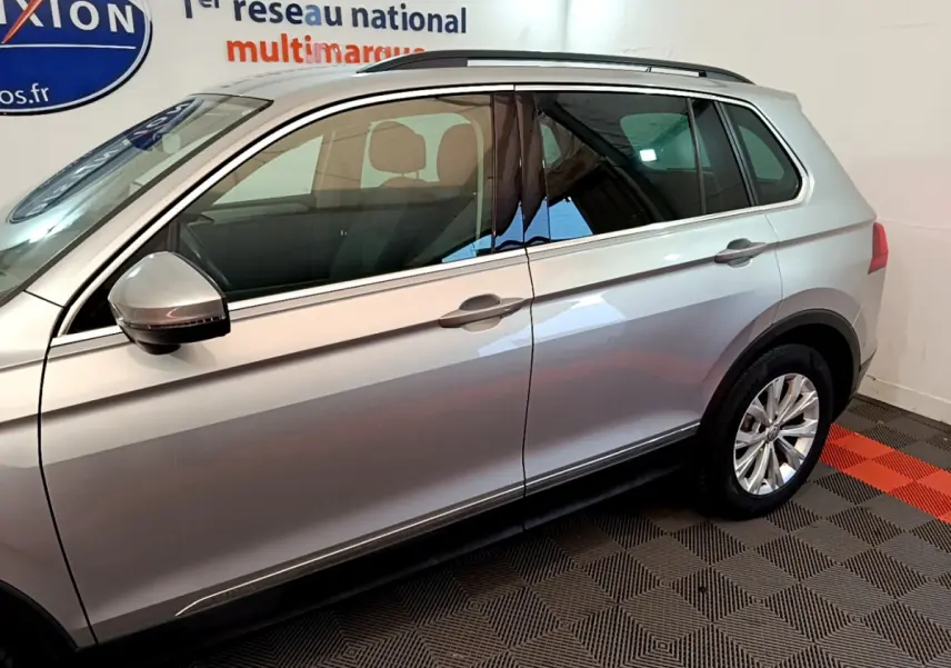 Vue latérale côté gauche d'un Volkswagen Tiguan gris clair 2020 avec jantes alliage et rétroviseurs électriques.