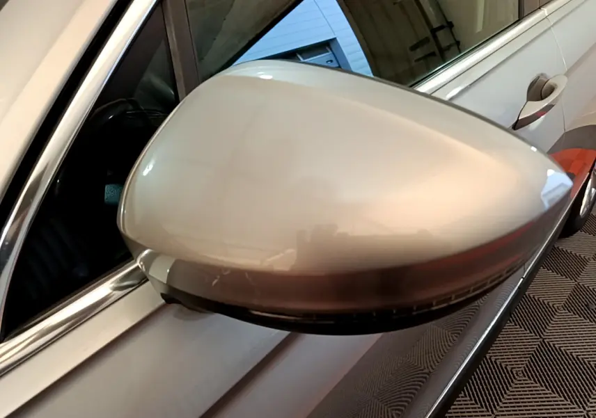 Rétroviseur côté droit gris clair du Volkswagen Tiguan 2.0 TDI 150 DSG7 Confortline Business 2020, vue rapprochée.