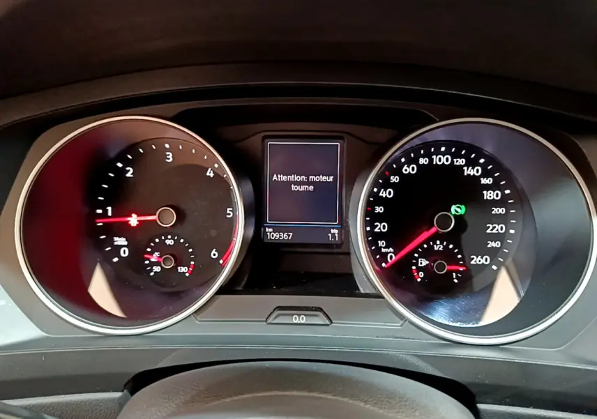 Tableau de bord du Volkswagen Tiguan 2020 avec affichage digital et compteurs analogiques en vue frontale rapprochée.