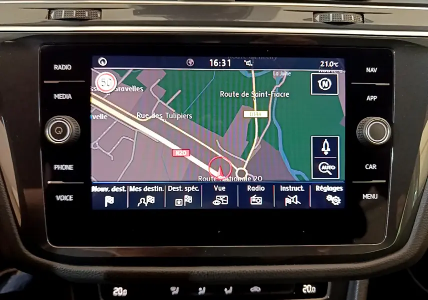 Écran tactile 8 pouces du système de navigation du Volkswagen Tiguan gris clair, vue frontale du tableau de bord.