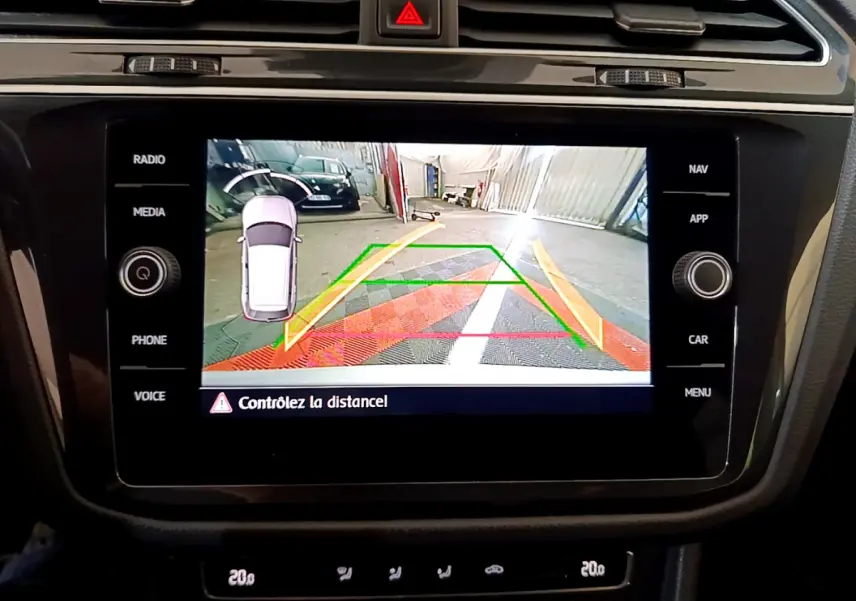 Affichage de la caméra de recul sur l'écran tactile du tableau de bord du Volkswagen Tiguan gris clair, vue intérieure.