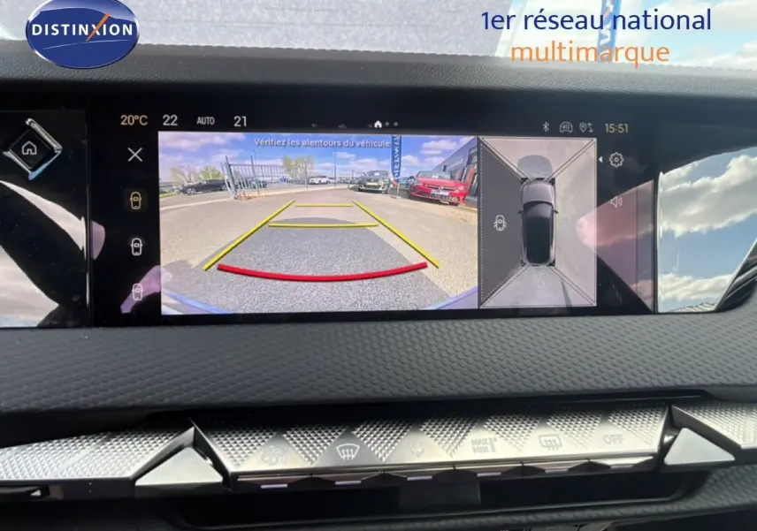 Vue de l'écran intérieur du DS4 2024 montrant la caméra de recul et l'affichage 360°, tableau de bord moderne noir.