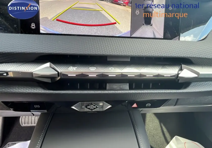 Vue rapprochée du tableau de bord de la DS4 2024 en Eph chrystal, avec écran de caméra de recul et commandes tactiles.