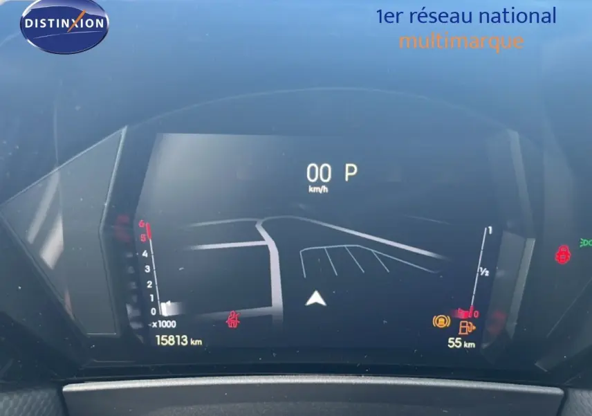 Tableau de bord numérique du DS4 2024 affichant la vitesse à 0 km/h et l'autonomie restante de 55 km.