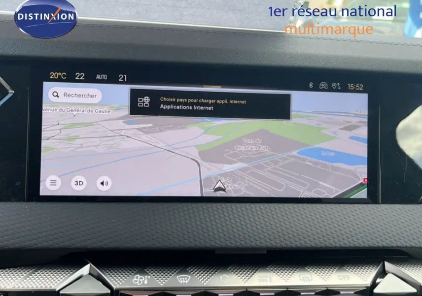 Écran tactile central du tableau de bord du DS4 2024, affichant la navigation GPS en intérieur.