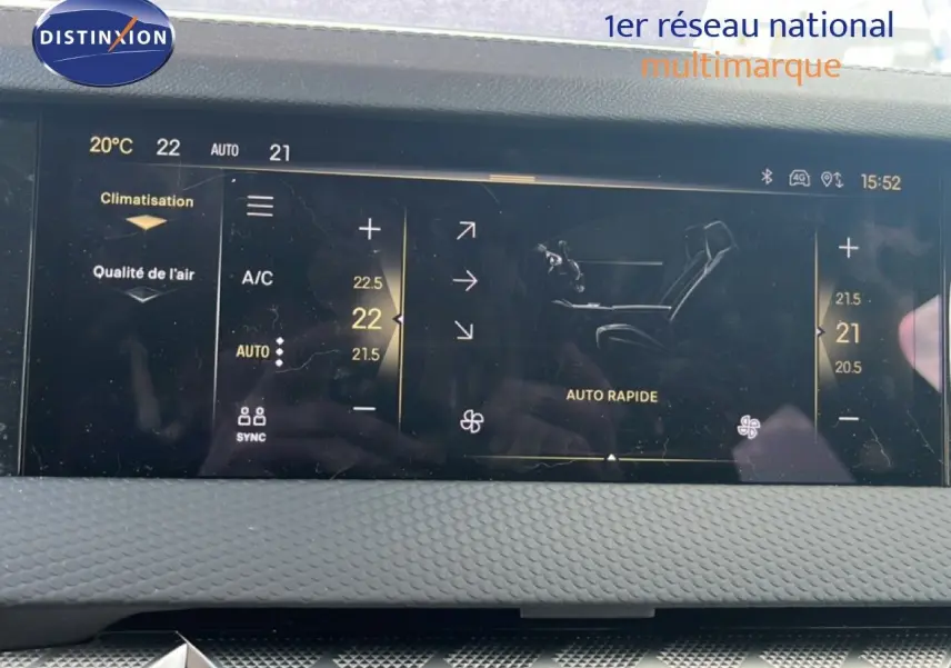 Affichage tactile de la climatisation dans l'habitacle du DS4 2024, avec réglages précis de la température et ventilation.