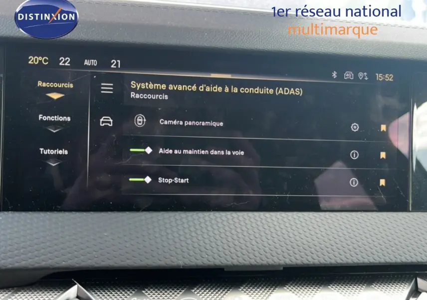Écran central du tableau de bord du DS4 2024 montrant le système avancé d'aide à la conduite, intérieur gris.