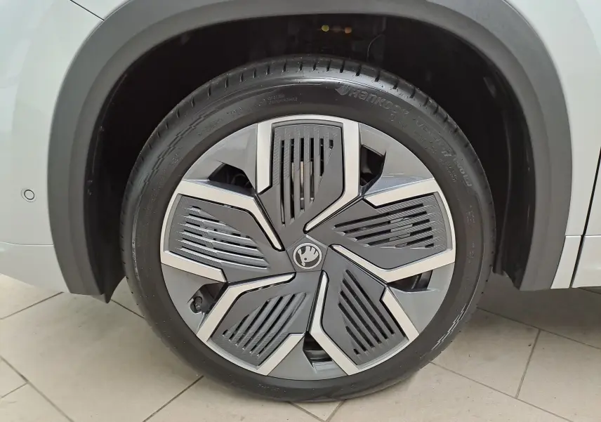 Gros plan sur la roue avant gauche du Skoda Kodiaq gris argent, jante alliage 20'' Rila anthracite avec motifs aérodynamiques.