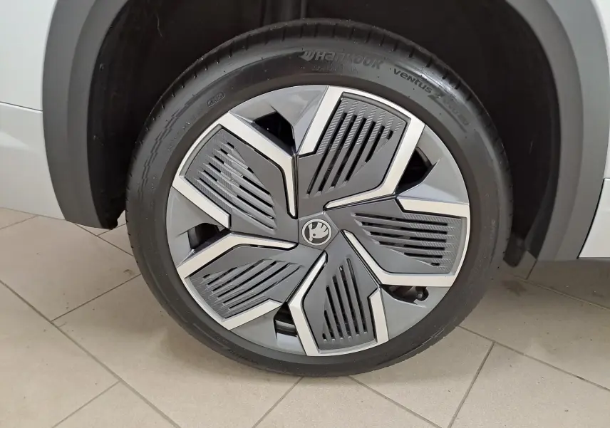 Gros plan sur la jante alliage 20'' anthracite et gris argent du côté gauche d'un Skoda Kodiaq gris argent.