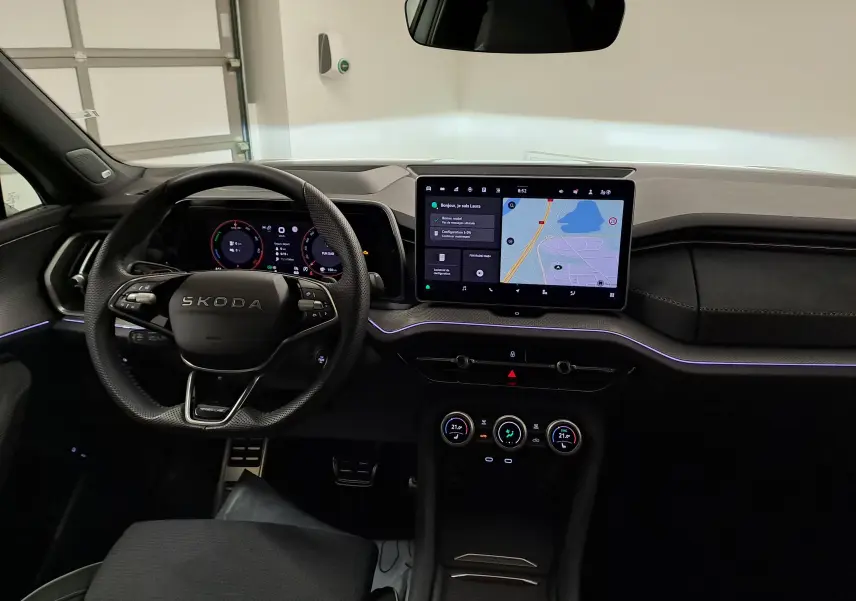 Vue intérieure du tableau de bord et volant noir du Skoda Kodiaq 2025 avec écran tactile central et affichage numérique.