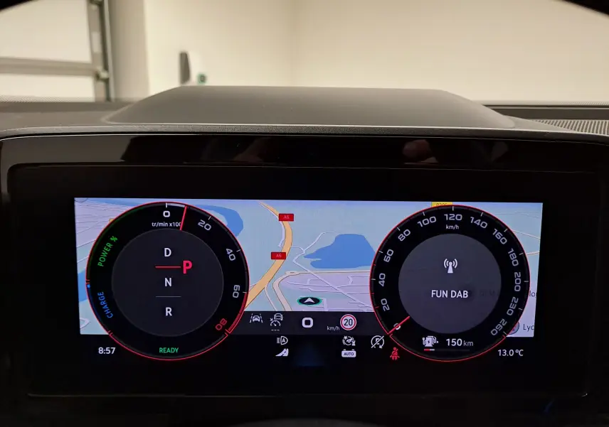 Affichage numérique du tableau de bord du Skoda Kodiaq 2025, montrant la navigation et les compteurs circulaires.