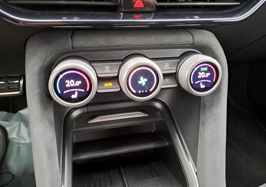 Gros plan sur les commandes de climatisation digitale du Skoda Kodiaq gris argent, affichant 20°C et sièges chauffants.