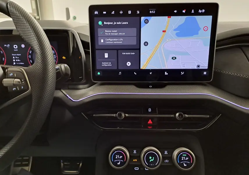 Vue intérieure du tableau de bord du Skoda Kodiaq gris argent 2025, avec écran tactile central affichant la navigation.