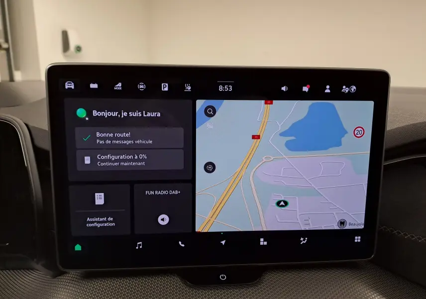 Écran tactile central du Skoda Kodiaq 2025 affichant navigation et assistant vocal "Laura" en intérieur noir.