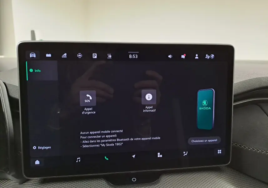 Écran tactile central du Skoda Kodiaq 2025 affichant les options d'appel d'urgence et connectivité Bluetooth.