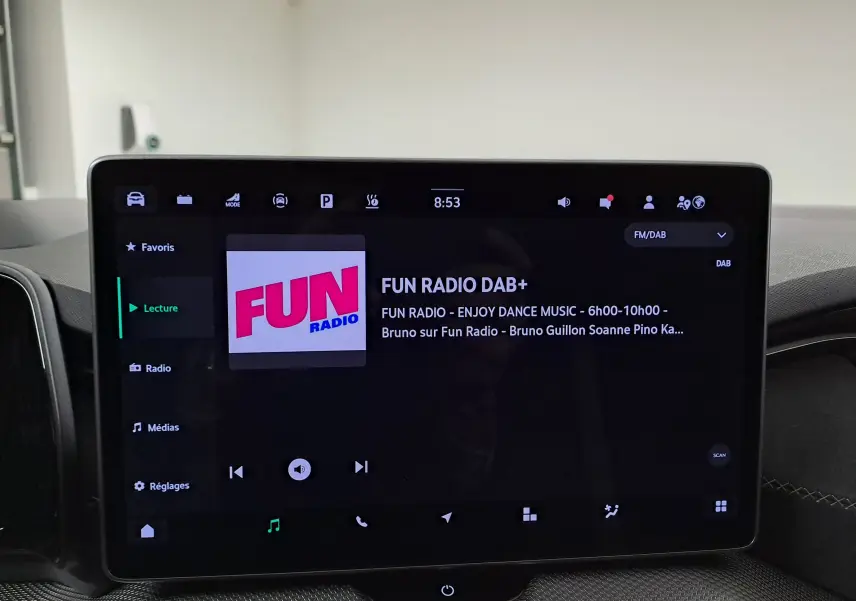 Écran tactile central du Skoda Kodiaq 2025 affichant la radio Fun Radio en mode DAB+ dans un intérieur sombre.