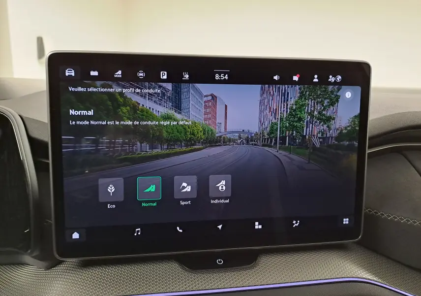Écran tactile central affichant les modes de conduite dans l'habitacle du Skoda Kodiaq gris argent, vue de face.