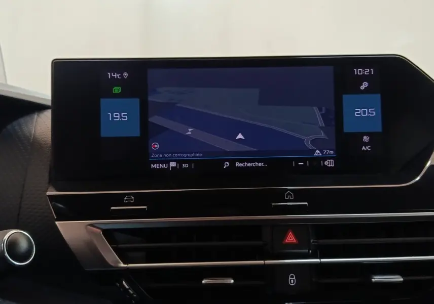 Écran tactile central du tableau de bord de la Citroën C4 gris foncé, affichant la navigation et la climatisation.