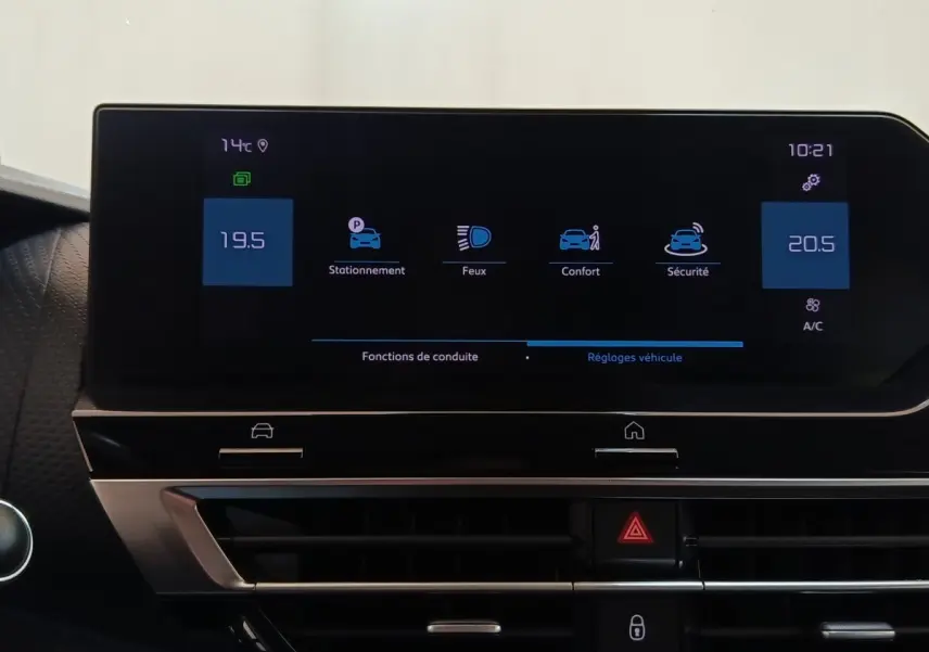 Écran tactile 10 pouces du tableau de bord de la Citroën C4 gris foncé, affichant les réglages véhicule.