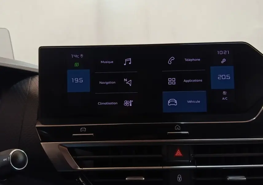 Écran tactile central du tableau de bord de la Citroën C4 gris foncé, affichant la climatisation et la navigation.