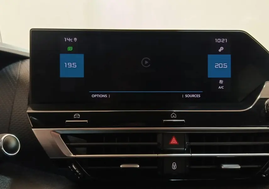 Écran tactile central affichant la climatisation digitale dans l'habitacle d'une Citroën C4 gris foncé.