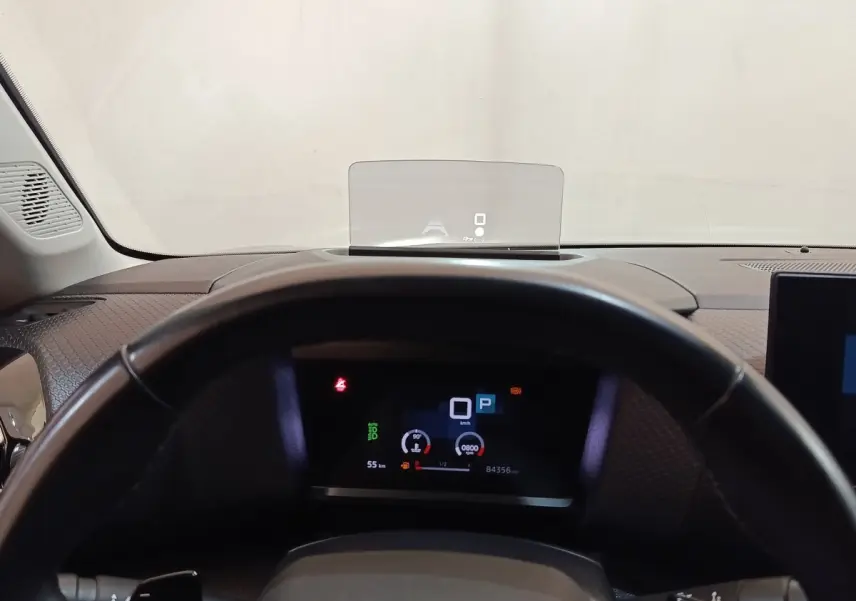 Vue intérieure centrée sur le tableau de bord numérique et le volant cuir de la Citroën C4 2022.