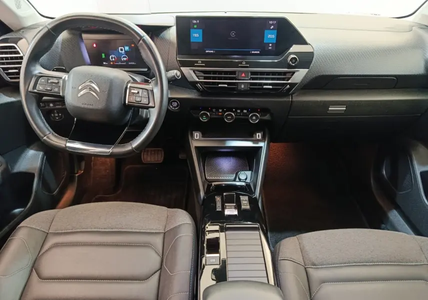 Vue intérieure avant centrée du tableau de bord et volant cuir noir de la Citroën C4 2022 avec écran tactile 10 pouces.